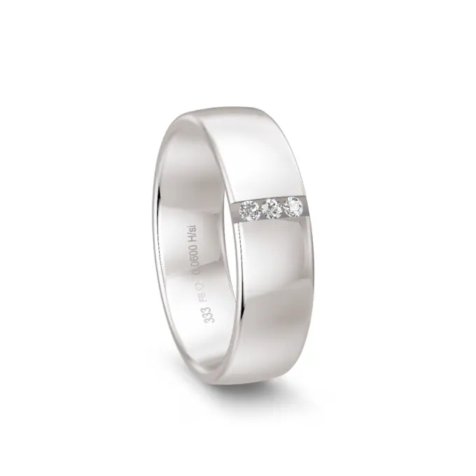 6 mm breiter polierter Weißgold Ehering mit drei Diamanten in Vertiefung