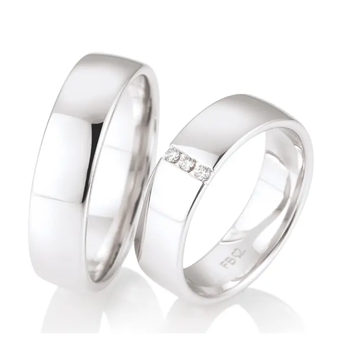 6 mm breite polierte Weißgold Eheringe mit drei Diamanten in Vertiefung