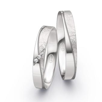 Eheringe aus Weissgold mit Diamanten und Polierung und Eismattierung durch Rille getrennt