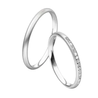 Eheringe aus mattem Weißgold in schmalem Design mit 15 Diamanten
