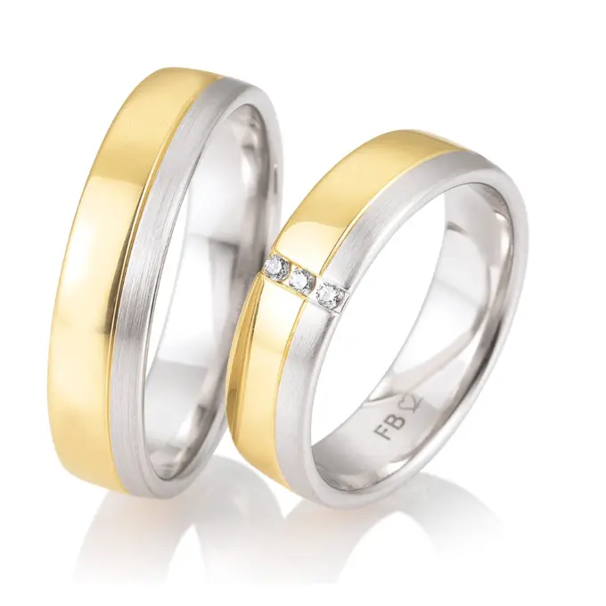 Bicolore Gelbgold Eheringe mit Weißgold-Streifen und 3 Diamanten je 0,015 Karat