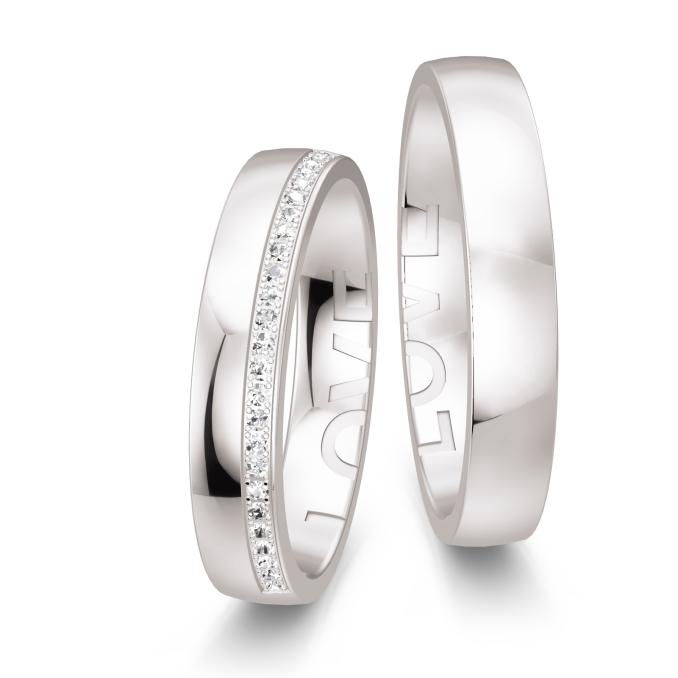 Eheringe aus poliertem Weißgold mit Diamanten und ringübergreifendem LOVE Schriftzug