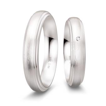 Trauringe aus mattem Weißgold mit glatten Rändern mit Rillen mit Diamant