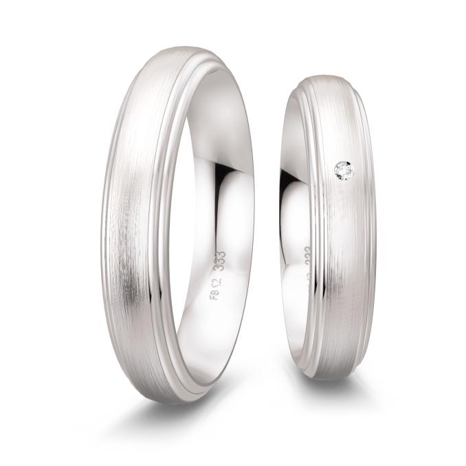 Trauringe aus mattem Weißgold mit glatten Rändern mit Rillen mit Diamant