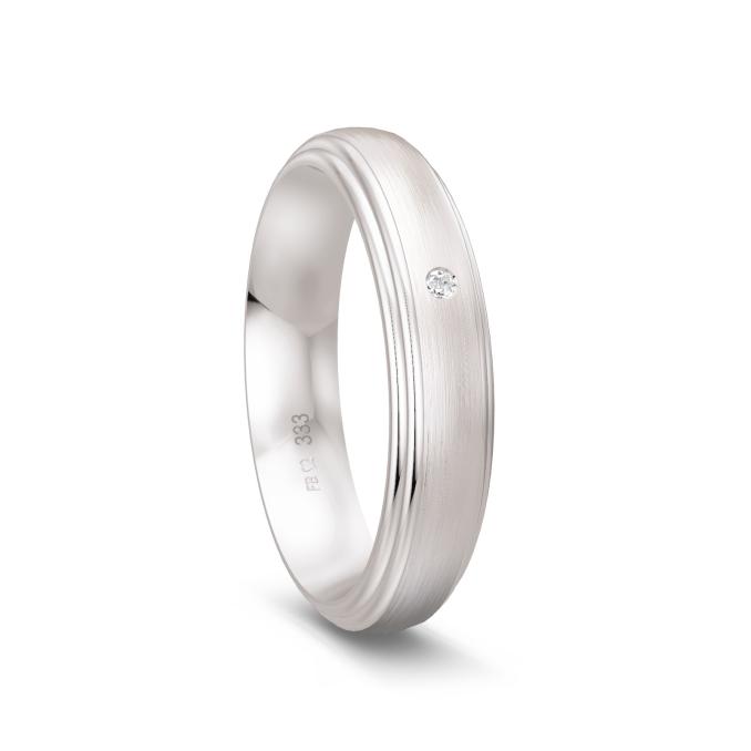 Trauring aus mattem Weißgold mit glatten Rändern mit Rillen und Diamant