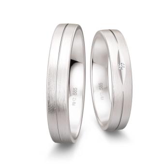 Mattierte Eheringe aus Weißgold mit Diamanten in augenförmiger Kerbe