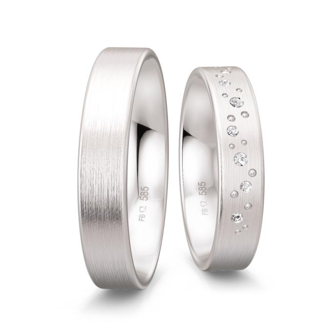 Mattierte Eheringe aus Weissgold mit 7 Diamanten und Muster aus Kreisen