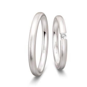 Schmale Eheringe aus Weissgold mit Diamanten und Längsmattierung