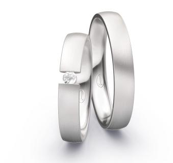 Längsmatte Weißgold Trauringe mit Diamanten in Spannfassung