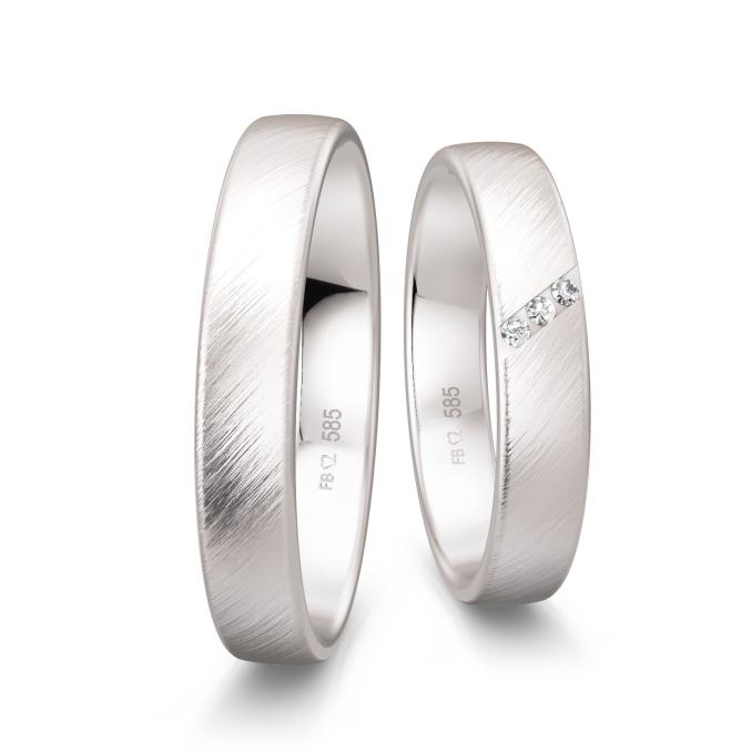 Quermattierte Trauringe aus Weißgold mit 3 Diamanten in Vertiefung