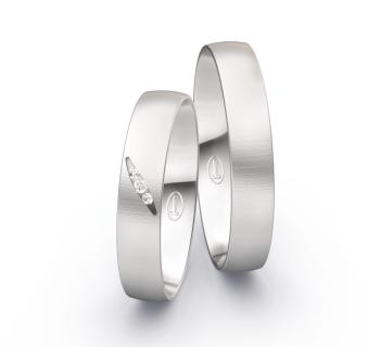 Trauringe aus Weißgold mit 3 Diamanten in Vertiefung und quermatter Oberfläche
