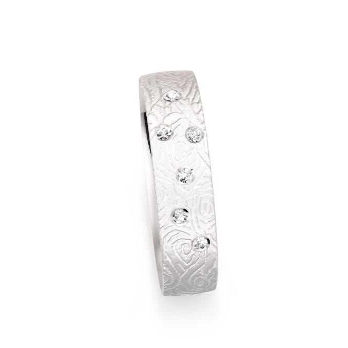 Ehering aus Weißgold mit Sternenhimmel Diamanten und gemaserter Oberfläche