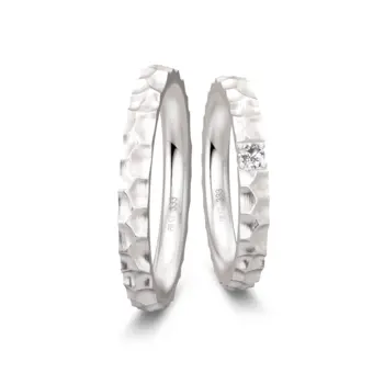 Hammerschlag designte Eheringe aus Weißgold mit 0,09 Karat Diamanten