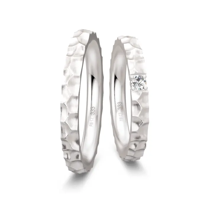 Hammerschlag designte Eheringe aus Weißgold mit 0,09 Karat Diamanten