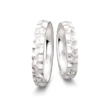 Hammerschlag Weißgold Eheringe mit 7 Diamanten in Sternenhimmel-Optik