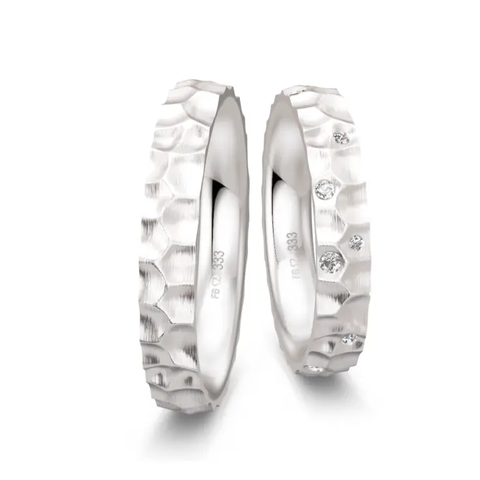 Hammerschlag Weißgold Eheringe mit 7 Diamanten in Sternenhimmel-Optik