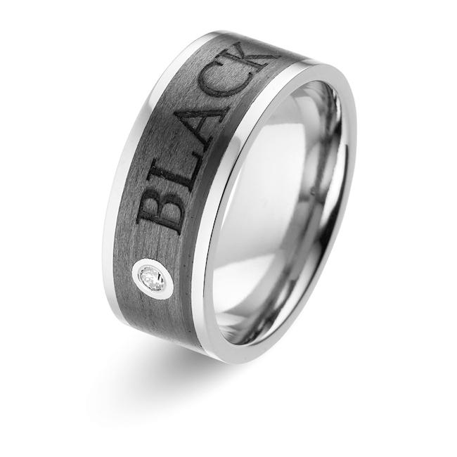 Aufnahme von Eheringen mit schwarzer Carboneinlage mit Aufschrift mit Diamant