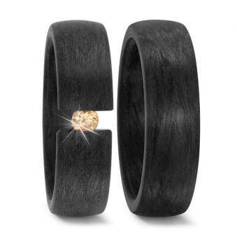 Aufnahme von Eheringen aus Carbon mit cognacfarbenen Diamanten in Spannfassung 