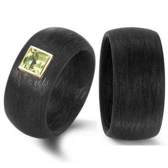 Einmalige Trauringe aus Carbon mit Peridot in Gelbgoldumrandung 8926930