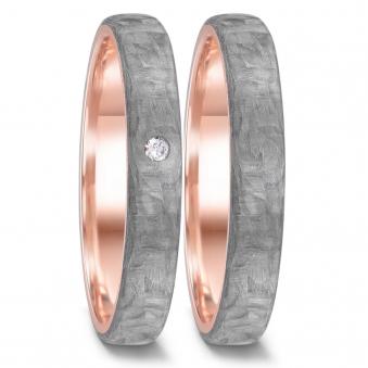 Aufnahme von Eheringen aus grauem gemasertem Carbon mit poliertem Rotgold und Diamanten
