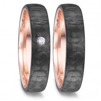 Aufnahme von Eheringen aus Carbon&Rotgold mit Maserung und Diamanten