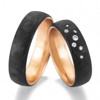 Aufnahme von gemaserten Eheringen aus Rotgold&Carbon mit Diamanten in Sternenhimmel-Optik