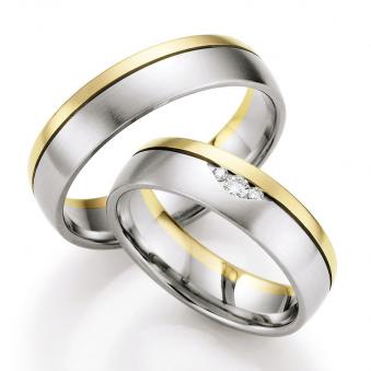 Aufnahme von Eheringen in Palladium 500/Gelbgold matt mit Rille und drei Diamanten 