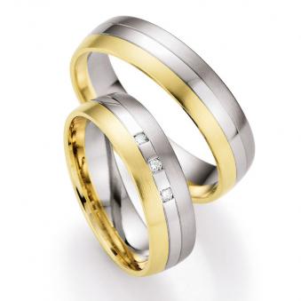 Aufnahme von Trauringen in Palladium & Gelbgold mit bicolorem Design und Diamanten