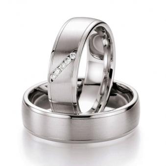 Aufnahme von Palladium 500 Trauringen mattiert mit polierten Rändern und fünf Diamanten 