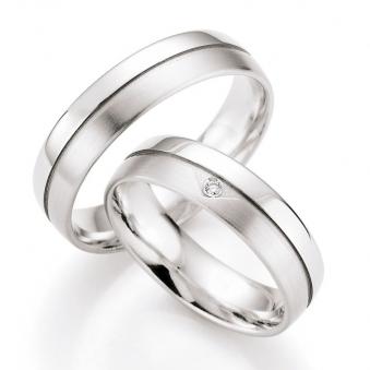 Aufnahme von Eheringen in Weißgold mit weißem Diamanten in eckiger Vertiefung 