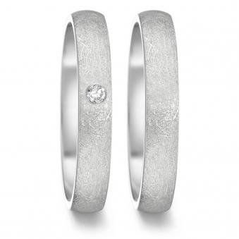 Aufnahme von schmalen Eheringen aus Edelstahl mit eismattem Design und Diamanten 