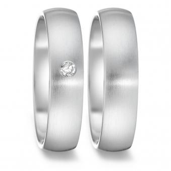Aufnahme von matten Eheringen aus Edelstahl mit Diamanten 