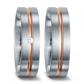 Aufnahme von Eheringen aus Edelstahl mit mittigem Rotgoldstreifen und Diamanten