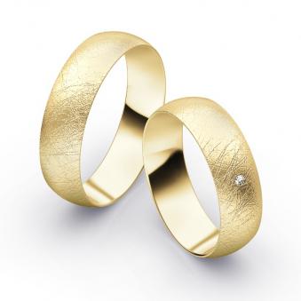  	Aufnahme von schlichten eismatten Trauringen aus Gelbgold mit Diamant mit 6 mm Breite 