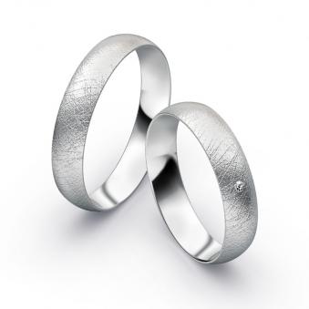 Aufnahme von schlichten eismatten Trauringen aus Palladium mit Diamant mit 4,5 mm Breite 