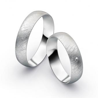  	Aufnahme von schlichten eismatten Trauringen aus Palladium mit Diamant mit 5 mm Breite 