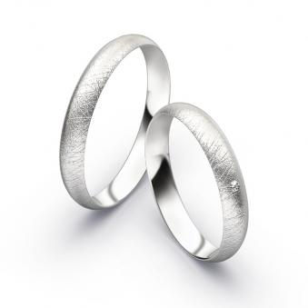 Aufnahme von schlichten eismatten Trauringen aus Weissgold mit Diamant mit 3,5 mm Breite