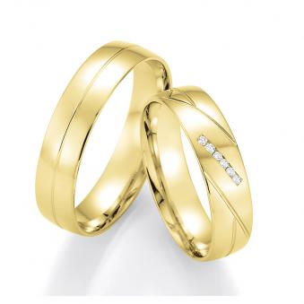 Aufnahme von polierten Eheringen aus Gelbgold mit Rillenmuster und Diamanten
