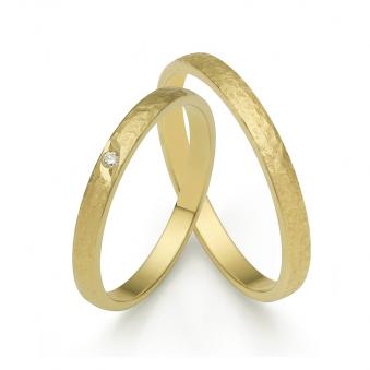 Aufnahme von Gelbgold Eheringe mit Hammerschlag und Diamanten