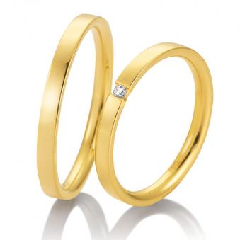  	Aufnahme von schmalen Trauringen aus Gelbgold mit einer Polierung und flachem Profil 