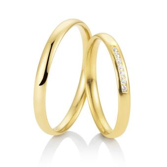 Aufnahme von schmalen polierten Eheringen aus Gelbgold mit 7 Diamanten in Kanalfassung