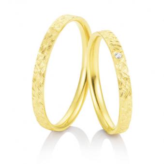 Aufnahme von Eheringen aus Gelbgold mit Diamanten und taktiler Oberfläche