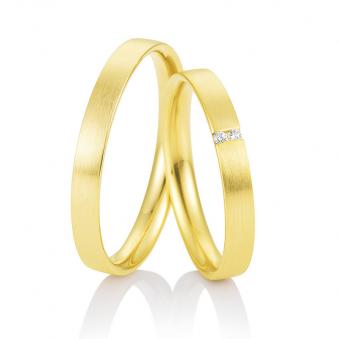 Aufnahme von Eheringen aus Gelbgold mit Diamanten in Rille positioniert