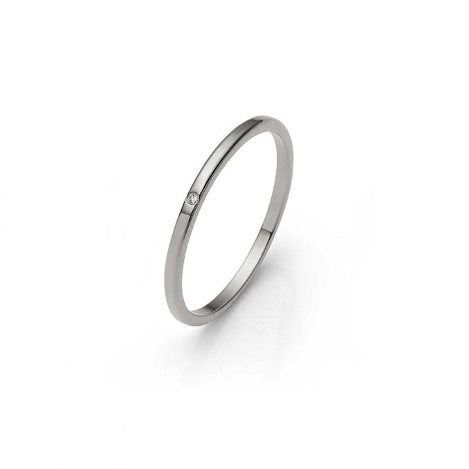 Aufnahme von sehr schmalen Palladium Ehering mit Diamanten und polierter Oberfläche