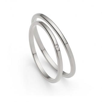 Aufnahme von sehr schmalen Platin Eheringen mit Diamanten und polierter Oberfläche