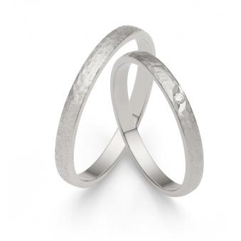 Aufnahme von Platin Eheringe mit Hammerschlag und Diamanten