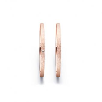 Aufnahme von schmalen Eheringen aus Rosegold in 1,5 mm Breite mit Körnung und Diamant 