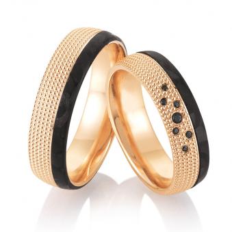 Aufnahme von taktilen Eheringe aus Rosegold und Carbon mit Diamanten und Kreismuster 