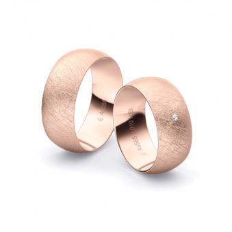 Aufnahme von Roségold Eheringen mit eismatter Oberfläche und Diamanten 