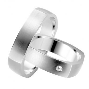 Aufnahme von eckigen Eheringen aus Silber mit Mattierung und Diamanten